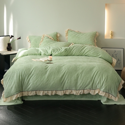 91家纺网 家纺一手货源 找家纺 萝莉家纺 2024新款加厚牛奶绒提花浪漫雕花绒四件套 蝴蝶飞飞果绿