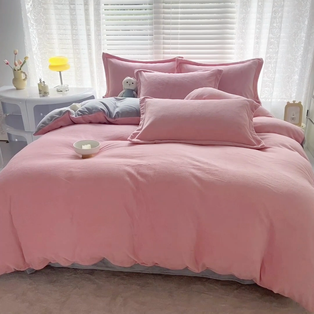 91家纺网 家纺一手货源 找家纺 慕晨 2024新款加厚牛奶绒纯色单被套珊瑚绒被套单件双面绒四件套 奶油粉+浅灰