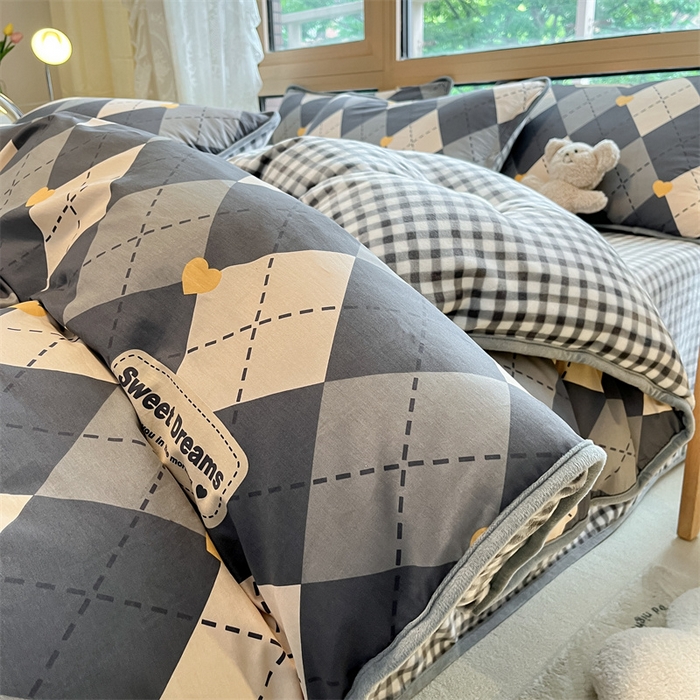 91家纺网 家纺一手货源 找家纺 红粉佳人 2025新款棉加绒印花四件套 格韵空间