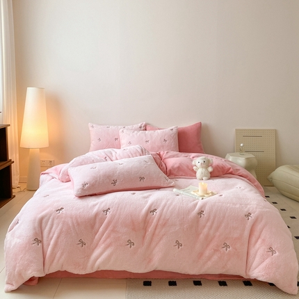 91家纺网 家纺一手货源 找家纺 蜜柚 2024新款牛奶绒兔毛绒高克重小清新满版绣花四件套 蝴蝶结