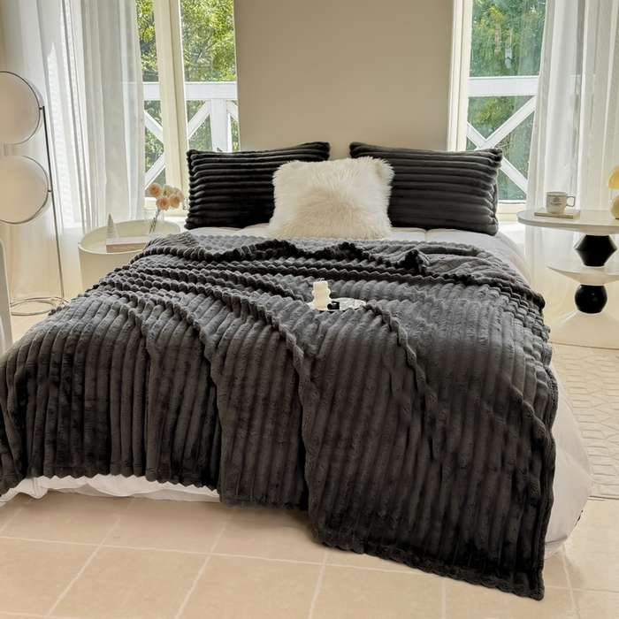 91家纺网 家纺一手货源 找家纺 卡派 2024新款兔毛绒多功能毛毯抽条牛奶绒贝贝绒毛毯 深灰