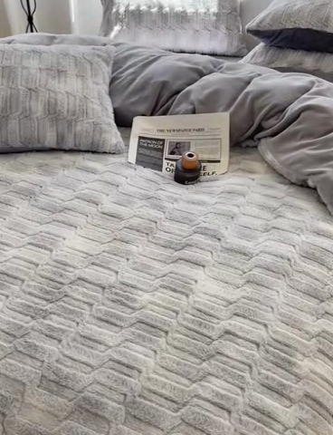 91家纺网 家纺一手货源 找家纺 2024新款全消光兔毛320克牛奶绒A类纯色立体四件套 晕染灰