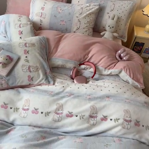 91家纺网 家纺一手货源 找家纺 2024新款200g加厚防静电牛奶绒小清新四件套 绒-萝莉兔