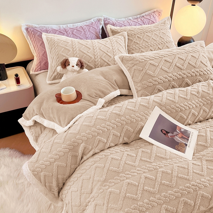 91家纺网 家纺一手货源 找家纺 贝拉梦家纺 2024新款塔芙绒菱格纯色牛奶绒四件套 奶丝米