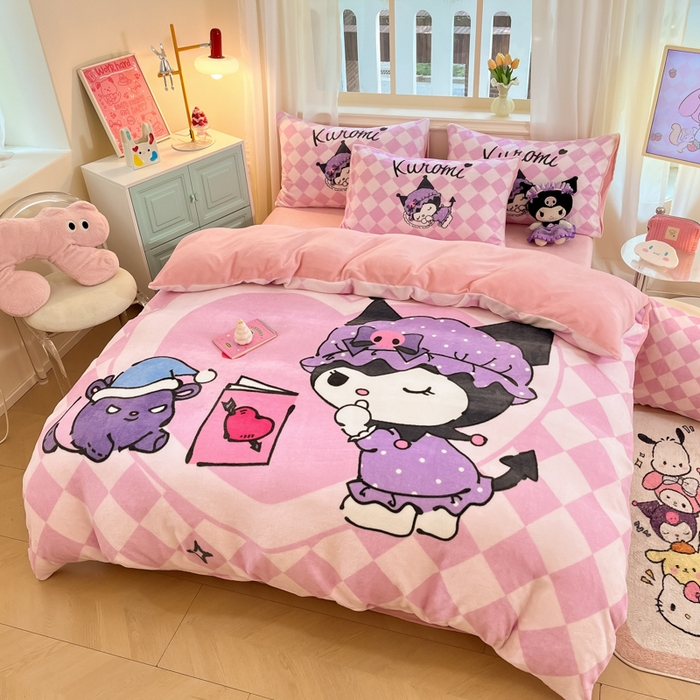 91家纺网 家纺一手货源 找家纺 2024新品正版三丽鸥授权大版卡通平网数码印花加厚高克重牛奶绒系列四件套 绒大版-R亲亲库洛米