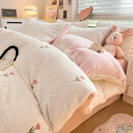 蜜柚 2024新款牛奶绒兔毛绒高克重小清新满版绣花四件套 花朵粉白