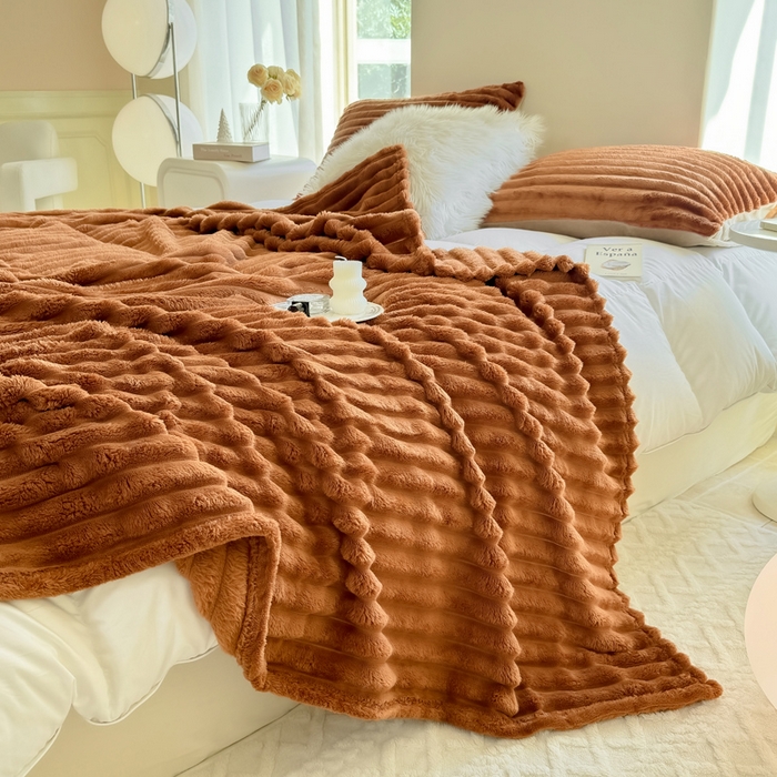 91家纺网 家纺一手货源 找家纺 卡派 2024新款兔毛绒多功能毛毯抽条牛奶绒贝贝绒毛毯 焦糖