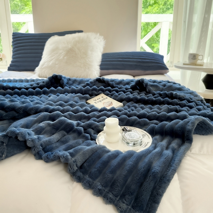 91家纺网 家纺一手货源 找家纺 卡派 2024新款兔毛绒多功能毛毯抽条牛奶绒贝贝绒毛毯 深蓝