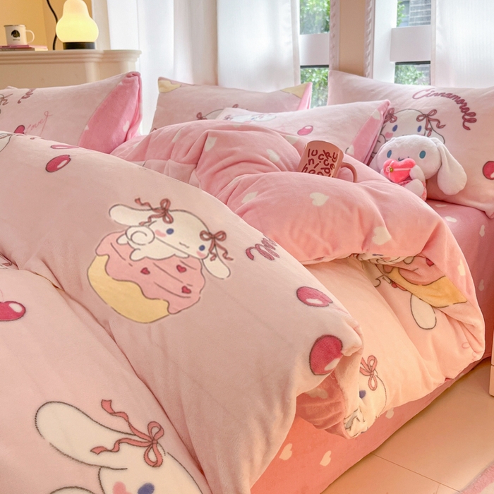 91家纺网 家纺一手货源 找家纺 2024新款三丽鸥牛奶绒小版四件套 牛奶绒小版-淘气玉桂狗