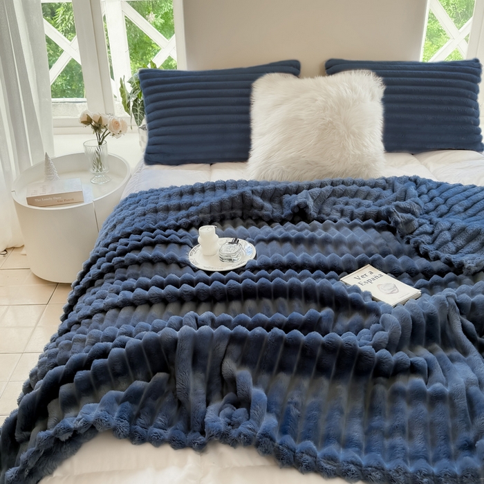 91家纺网 家纺一手货源 找家纺 卡派 2024新款兔毛绒多功能毛毯抽条牛奶绒贝贝绒毛毯 深蓝