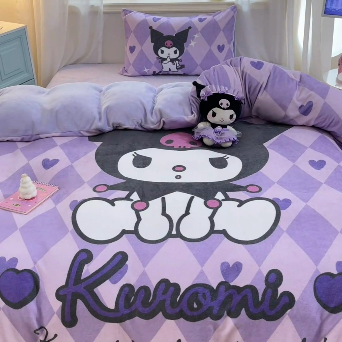 91家纺网 家纺一手货源 找家纺 2024新品正版三丽鸥授权大版卡通平网数码印花加厚高克重牛奶绒系列四件套 绒大版-R桃心美美库洛米