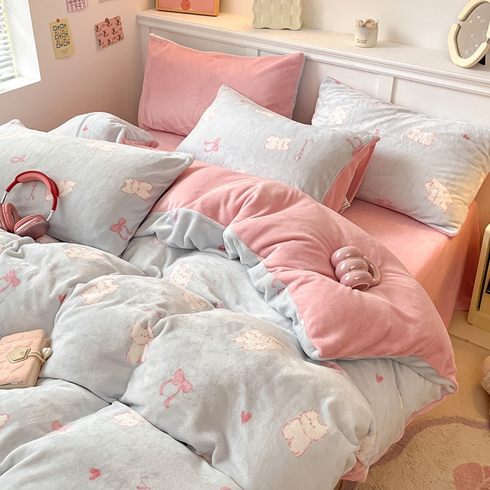 91家纺网 家纺一手货源 找家纺 2024新款200g加厚防静电牛奶绒小清新四件套 绒-蓝甜心猫咪