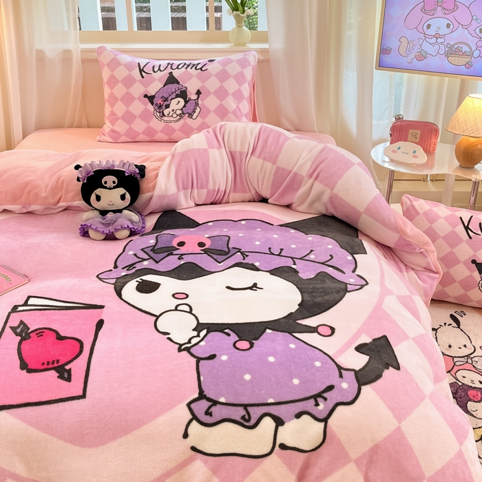 91家纺网 家纺一手货源 找家纺 2024新品正版三丽鸥授权大版卡通平网数码印花加厚高克重牛奶绒系列四件套 绒大版-R亲亲库洛米