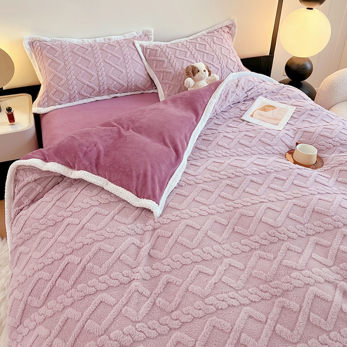 91家纺网 家纺一手货源 找家纺 贝拉梦家纺 2024新款塔芙绒菱格纯色牛奶绒四件套 暮山紫