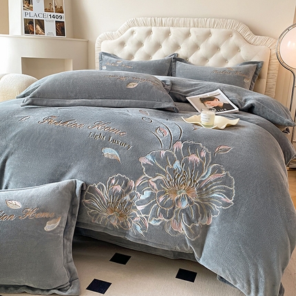 91家纺网 家纺一手货源 找家纺 航途席业 2025新款高克重牛奶绒刺绣四件套-花漾 花漾-冰川灰