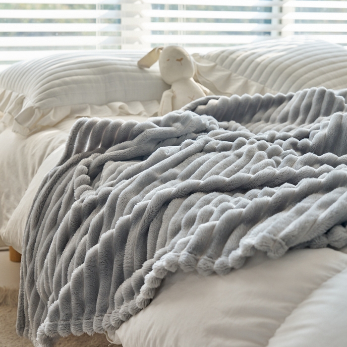 91家纺网 家纺一手货源 找家纺 畅畅家纺 2024新款秋冬兔毛绒宽抽条纯色毛毯 青灰色