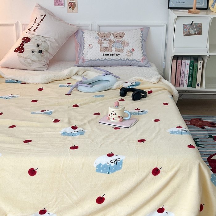 91家纺网 家纺一手货源 找家纺 昔可家纺 2024新款羊羔绒牛奶绒毛毯系列（三）-ins小清新系列 樱桃奶油蛋糕