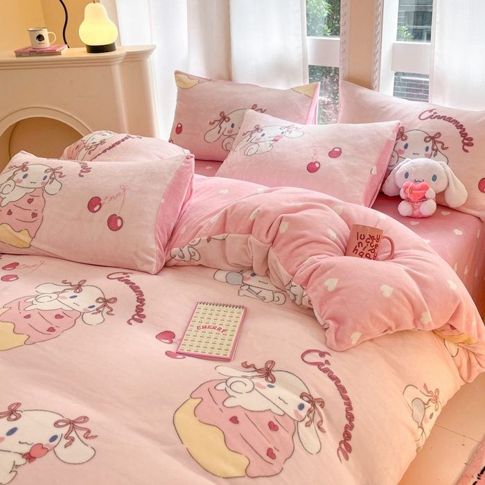 91家纺网 家纺一手货源 找家纺 2024新款三丽鸥牛奶绒小版四件套 牛奶绒小版-淘气玉桂狗