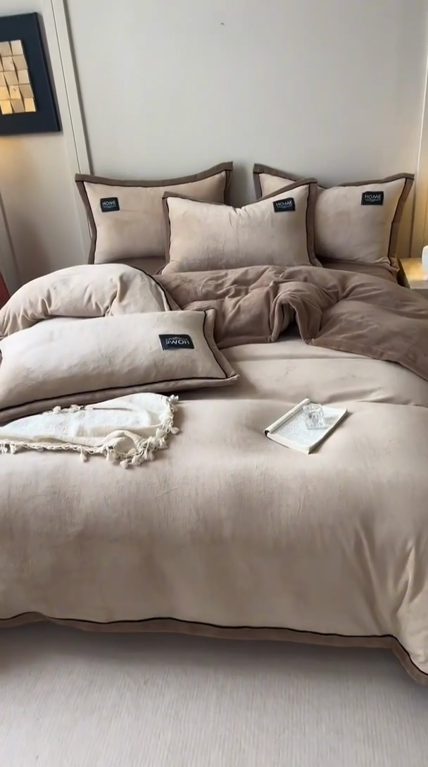 91家纺网 家纺一手货源 找家纺 蜜柚 2024新款纯色简约双拼高克重牛奶绒包边四件套 奶茶+可可咖