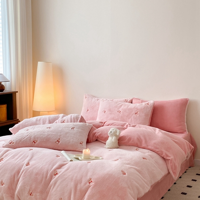 91家纺网 家纺一手货源 找家纺 蜜柚 2024新款牛奶绒兔毛绒高克重小清新满版绣花四件套 领结兔