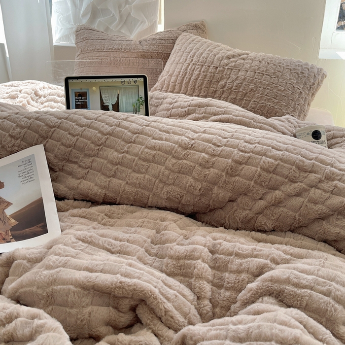 91家纺网 家纺一手货源 找家纺 2024新款全消光兔毛320克牛奶绒A类纯色立体四件套 奶咖