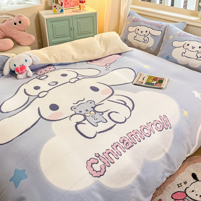 91家纺网 家纺一手货源 找家纺 2024新品正版三丽鸥授权大版卡通平网数码印花加厚高克重牛奶绒系列四件套 绒大版-R云朵玩偶大耳狗