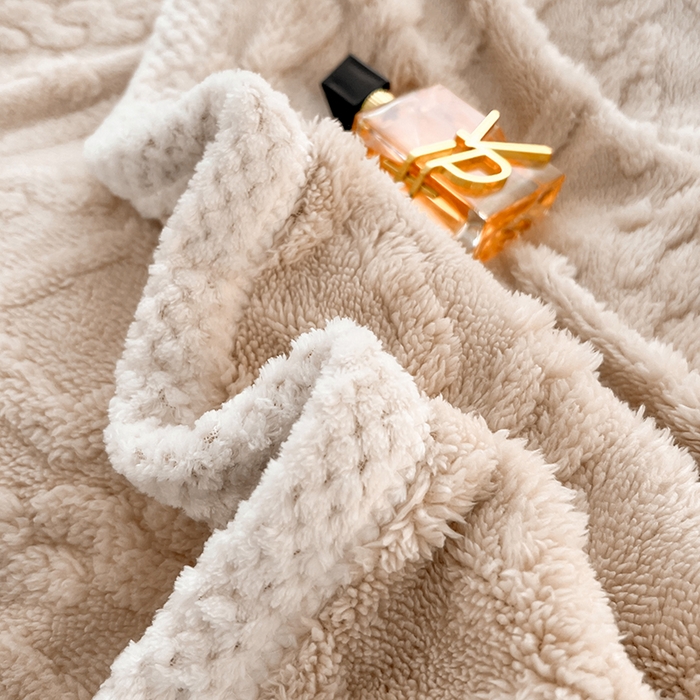 91家纺网 家纺一手货源 找家纺 贝拉梦家纺 2024新款塔芙绒菱格纯色牛奶绒四件套 奶丝米