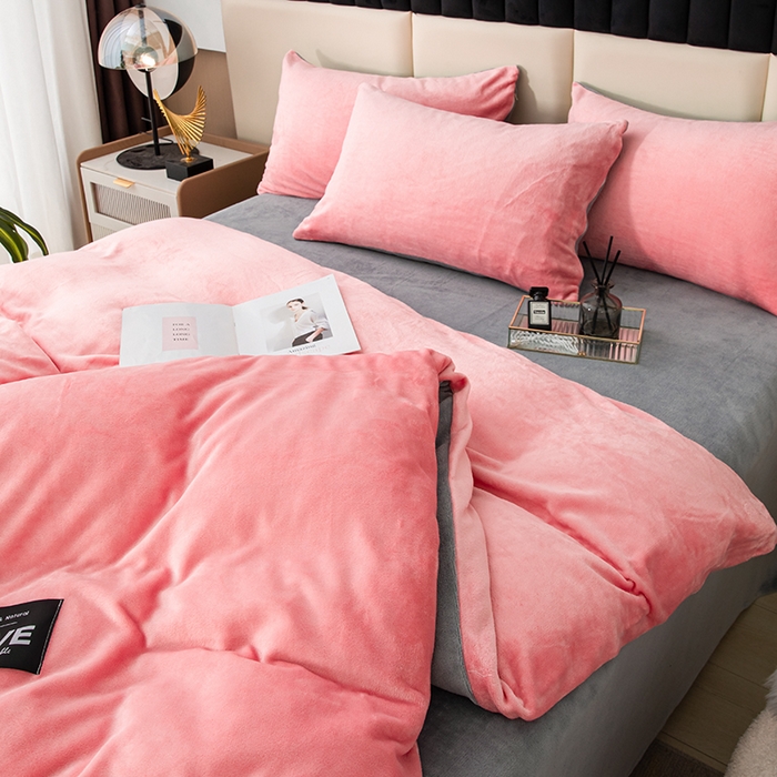 91家纺网 家纺一手货源 找家纺 鸿羽樱（鸿羽樱）家纺 2024新款牛奶绒四件套 粉色+灰