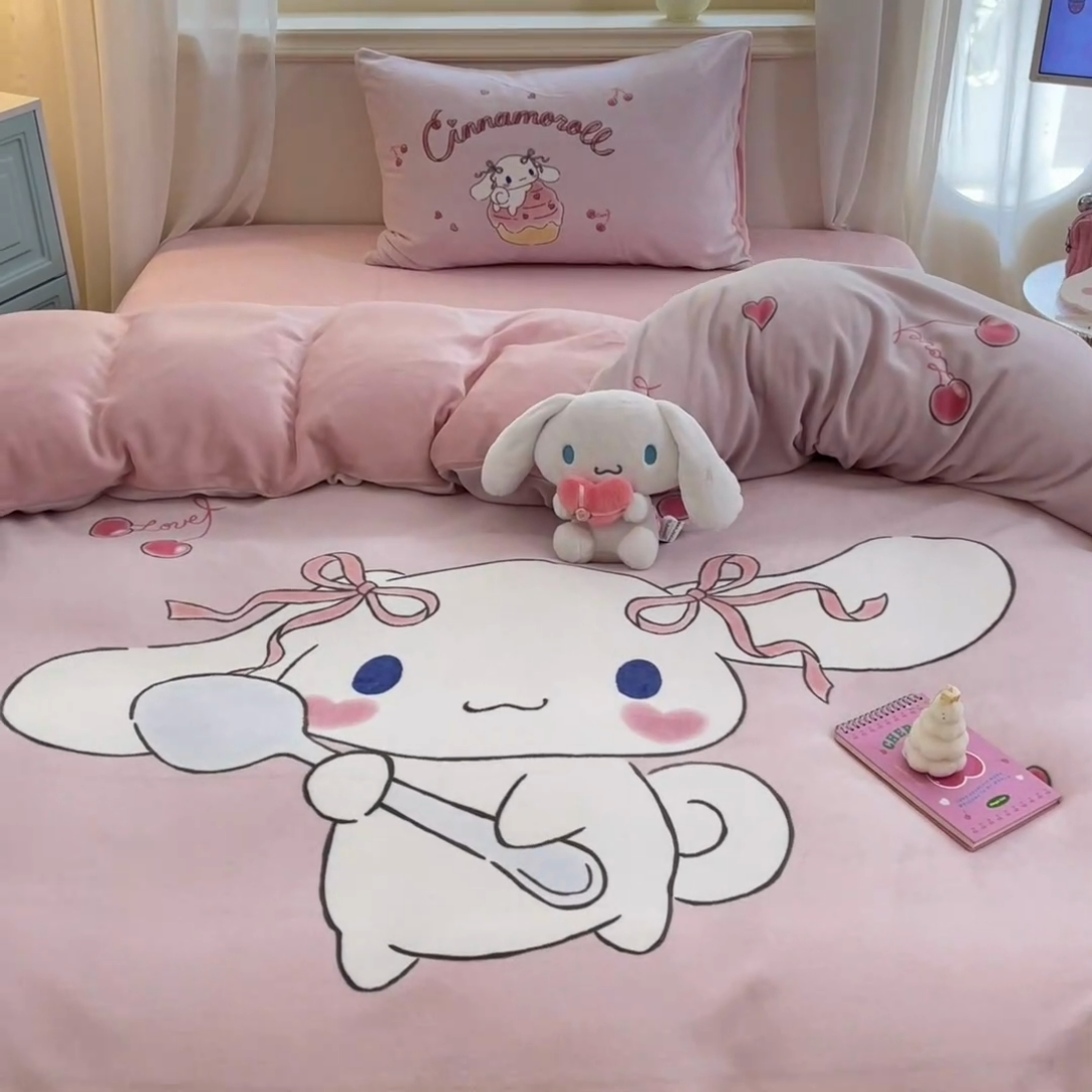91家纺网 家纺一手货源 找家纺 2024新品正版三丽鸥授权大版卡通平网数码印花加厚高克重牛奶绒系列四件套 绒大版-R樱桃美美大耳狗