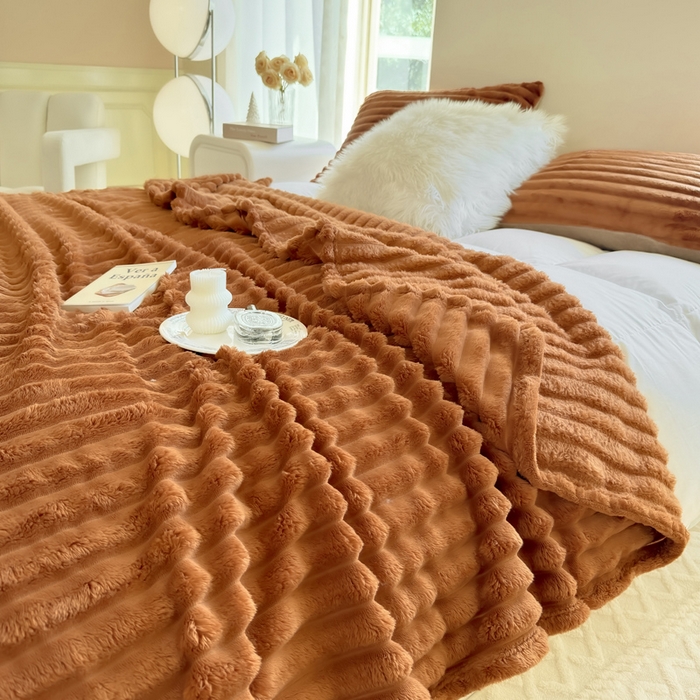 91家纺网 家纺一手货源 找家纺 卡派 2024新款兔毛绒多功能毛毯抽条牛奶绒贝贝绒毛毯 焦糖