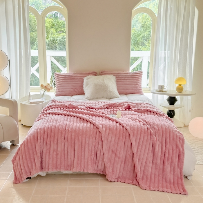 91家纺网 家纺一手货源 找家纺 卡派 2024新款兔毛绒多功能毛毯抽条牛奶绒贝贝绒毛毯 樱花粉