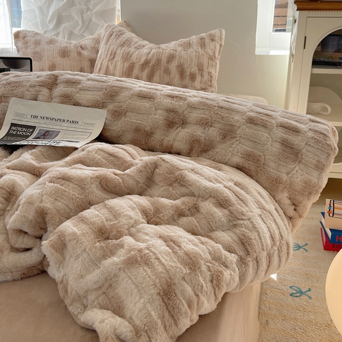 91家纺网 家纺一手货源 找家纺 2024新款全消光兔毛320克牛奶绒A类纯色立体四件套 晕染咖