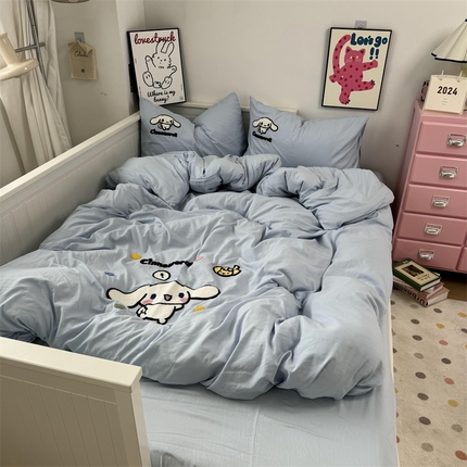 91家纺网 家纺一手货源 找家纺 奈颜 2024新款正版授权三丽鸥超柔水洗棉纯色毛巾绣四件套【含防伪吊牌】 玉桂狗-浅蓝