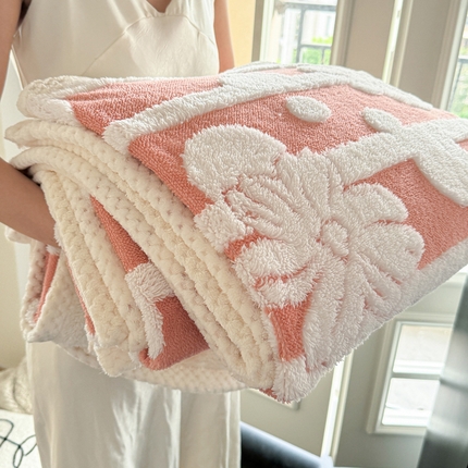 91家纺网 家纺一手货源 找家纺 莱登卡奴 2024新款牛奶绒阳离子提花北极绒包边款多功能被套毯系列 包边款竖条花百香粉