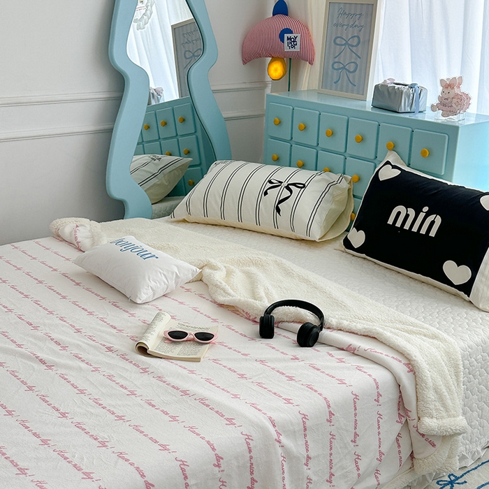 91家纺网 家纺一手货源 找家纺 昔可家纺 2024新款羊羔绒牛奶绒毛毯系列（三）-ins小清新系列 梦幻粉色字母