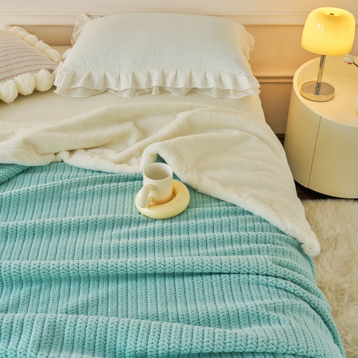 91家纺网 家纺一手货源 找家纺 畅畅家纺 2024新款A面编织绒B面兔毛绒纯色毛毯 湖水蓝