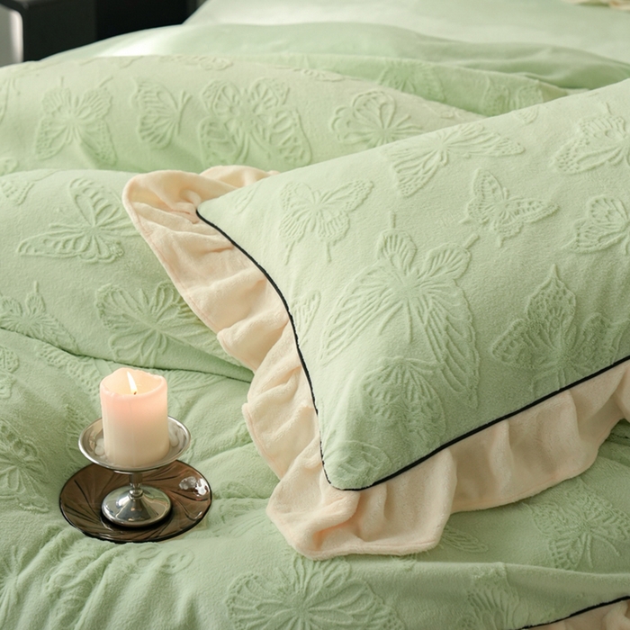 91家纺网 家纺一手货源 找家纺 萝莉家纺 2024新款加厚牛奶绒提花浪漫雕花绒四件套 蝴蝶飞飞果绿