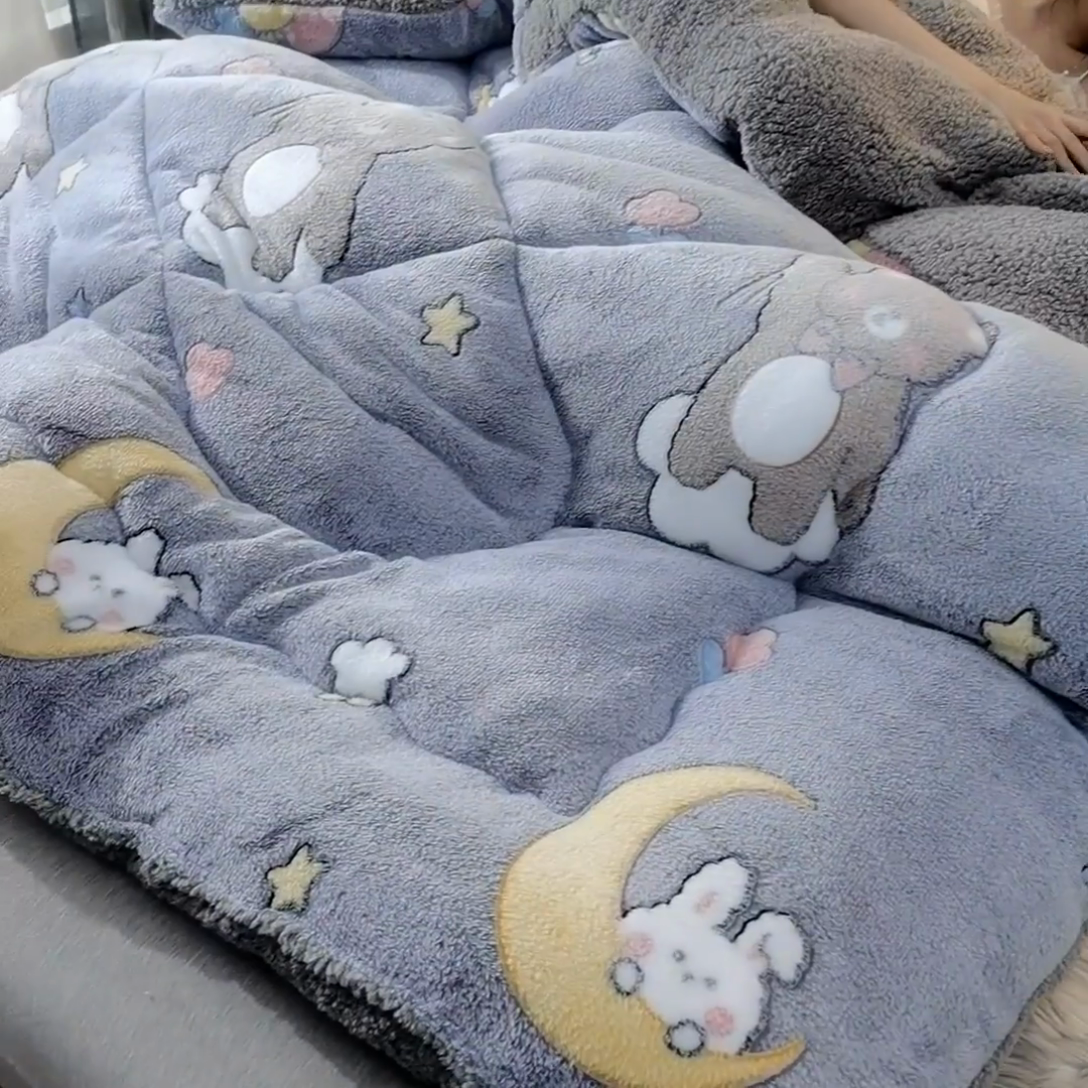 91家纺网 家纺一手货源 找家纺 南北家居 2024新款AB版雪花绒羊羔绒冬被被子被芯 云朵萌熊