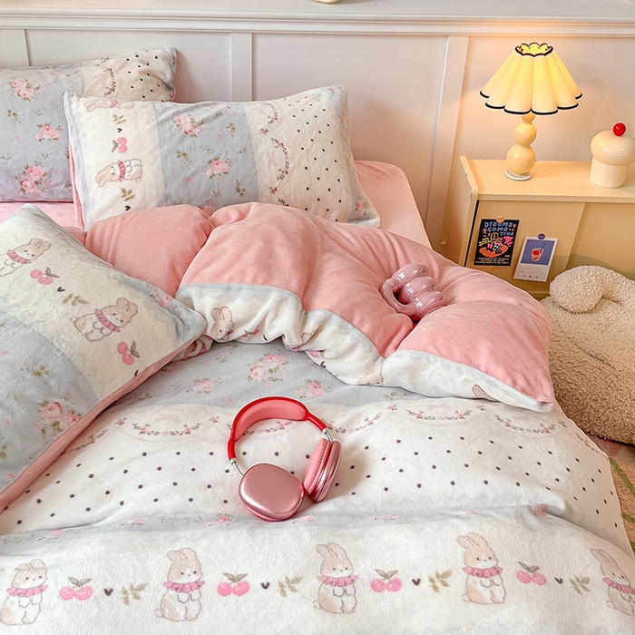 91家纺网 家纺一手货源 找家纺 2024新款200g加厚防静电牛奶绒小清新四件套 绒-乖乖兔