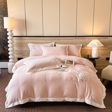 91家纺网 家纺一手货源 找家纺 恋佳居 2025新款牛奶绒高克重平绣四件套 蝶儿飞-玉色