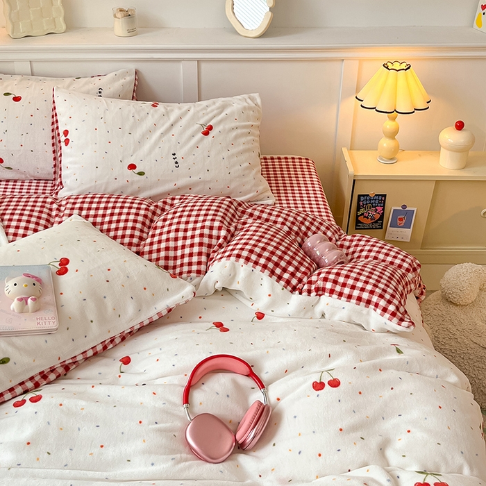 91家纺网 家纺一手货源 找家纺 2024新款200g加厚防静电牛奶绒小清新四件套 绒-樱桃奶冻