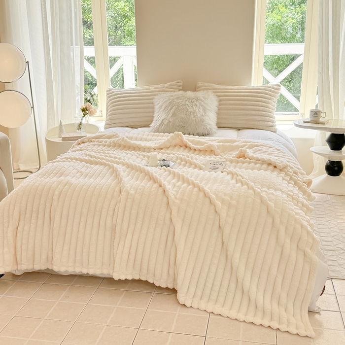 91家纺网 家纺一手货源 找家纺 （总）卡派 2024新款兔毛绒多功能毛毯抽条牛奶绒贝贝绒毛毯