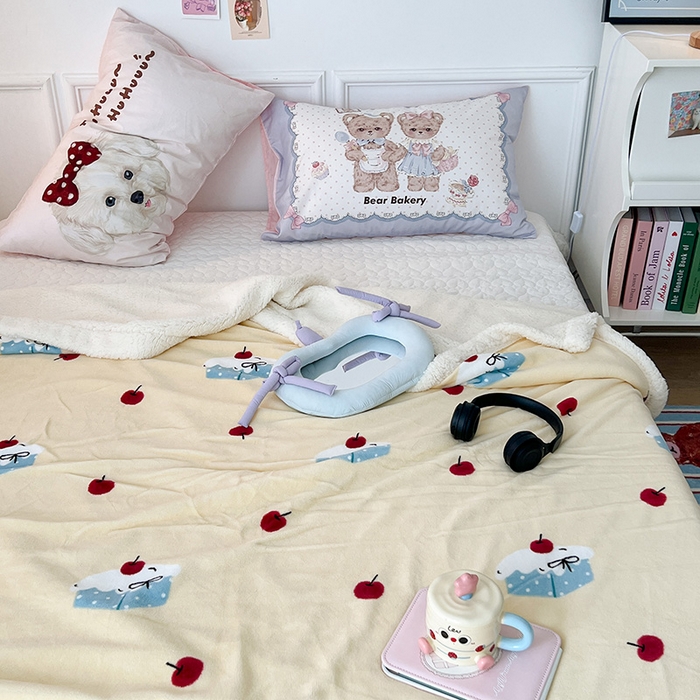 91家纺网 家纺一手货源 找家纺 昔可家纺 2024新款羊羔绒牛奶绒毛毯系列（三）-ins小清新系列 樱桃奶油蛋糕