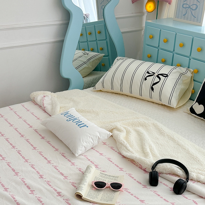 91家纺网 家纺一手货源 找家纺 昔可家纺 2024新款羊羔绒牛奶绒毛毯系列（三）-ins小清新系列 梦幻粉色字母