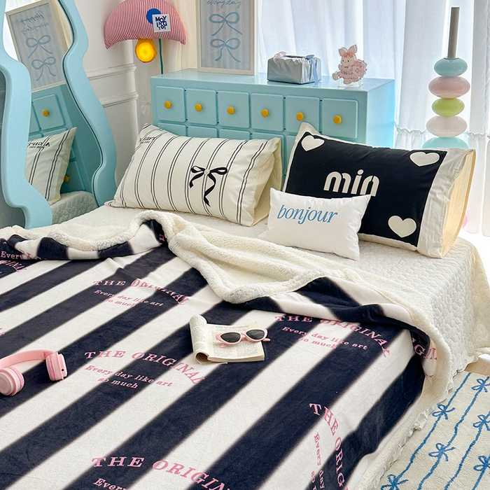 91家纺网 家纺一手货源 找家纺 昔可家纺 2024新款羊羔绒牛奶绒毛毯系列（三）-ins小清新系列 甜酷字母