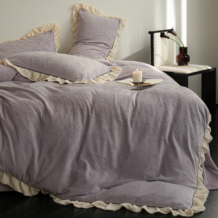 91家纺网 家纺一手货源 找家纺 萝莉家纺 2024新款加厚牛奶绒提花浪漫雕花绒四件套 蝴蝶飞飞香芋紫