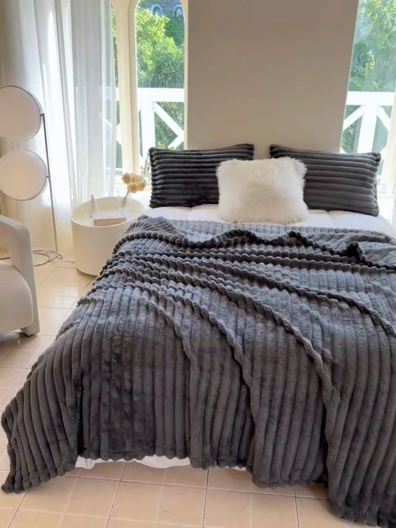 91家纺网 家纺一手货源 找家纺 卡派 2024新款兔毛绒多功能毛毯抽条牛奶绒贝贝绒毛毯 深灰