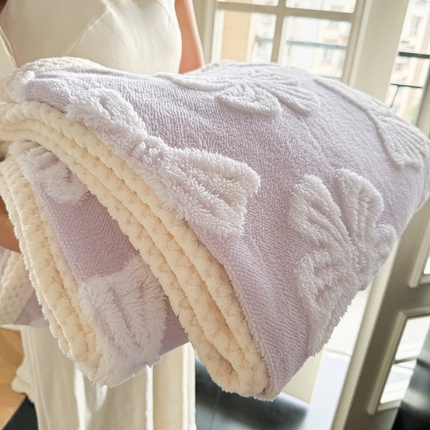 91家纺网 家纺一手货源 找家纺 莱登卡奴 2024新款牛奶绒阳离子提花北极绒包边款多功能被套毯系列 包边款蝴蝶结紫