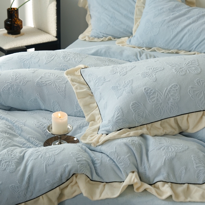 91家纺网 家纺一手货源 找家纺 萝莉家纺 2024新款加厚牛奶绒提花浪漫雕花绒四件套 蝴蝶飞飞湖水蓝