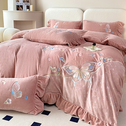 91家纺网 家纺一手货源 找家纺 （总）航途席业 2025新款高克重牛奶绒刺绣四件套-梦幻蝶舞